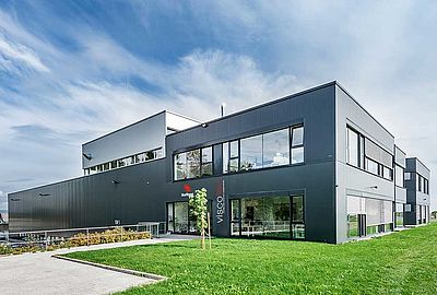 FIRST-CLASS IN DER BUSINESS-CLASS. Wir sind Ihr Spezialist, Komplettanbieter und Generalunternehmer für erstklassigen Industrie & GewerbeBau.