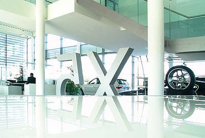 Raum für erstklassiges Präsentieren und Verkaufen. Erfolgreiches Verkaufen geht ganz einfach. Mit Raum-Strukturen die viel natürliches Licht einlassen