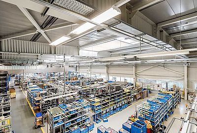 Raum für optimale Arbeits- und Prozessabläufe. Für alle Produktions-Größenordnungen gilt dasselbe Denken; durchdachte, richtige Maße, variable Maschinenaufstellpläne